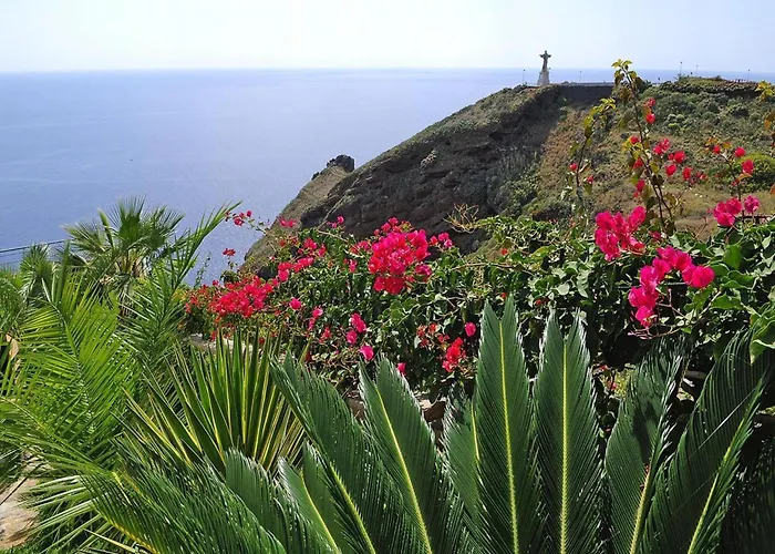 In Madeira With Atlantic Ocean Views Caniço